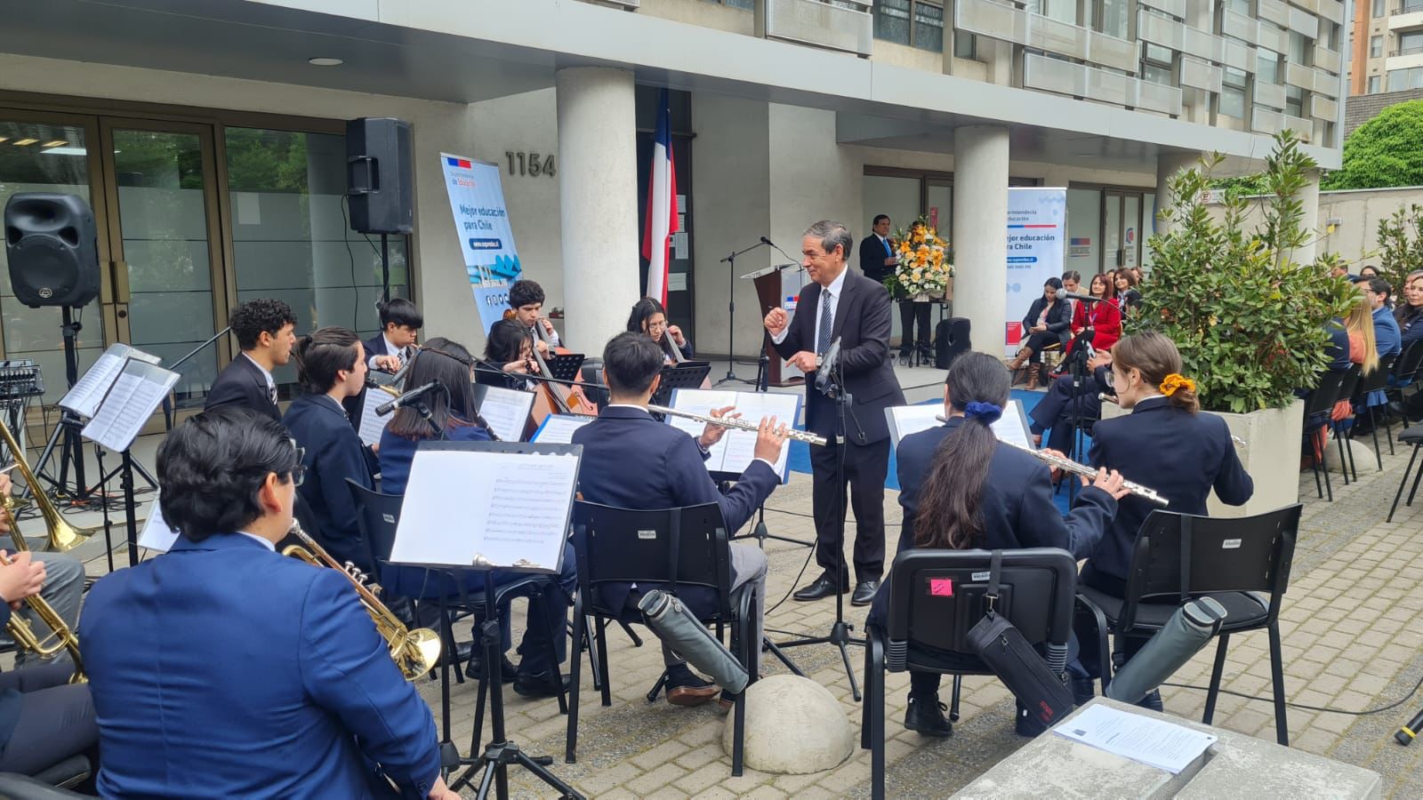 La Orquesta Sinfónica del  Liceo Bicentenario del Instituto Comercial de Linares se presenta en la inauguración de las nuevas dependencias de la Superintendencia de Educación del Maule.
