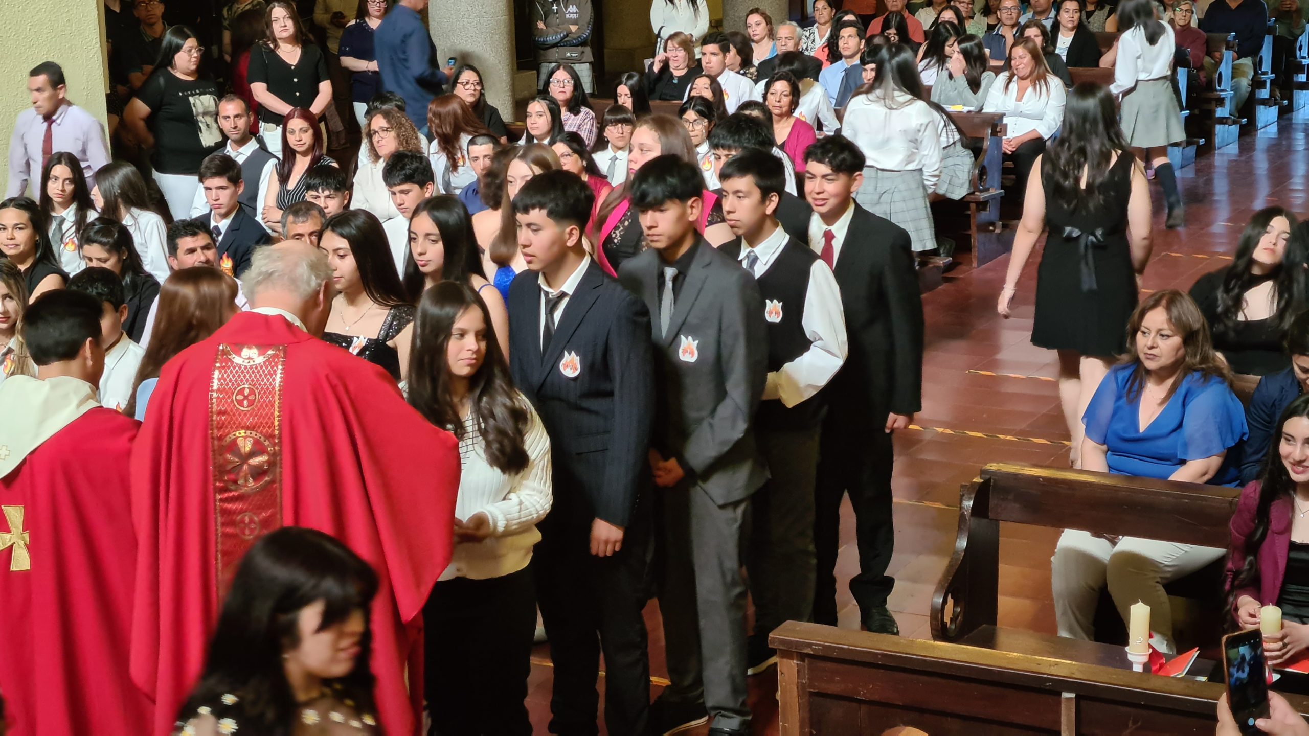 Celebrando la Fe: Jóvenes de Nuestro Colegio Reciben Sacramentos de Primera Comunión y Confirmación.