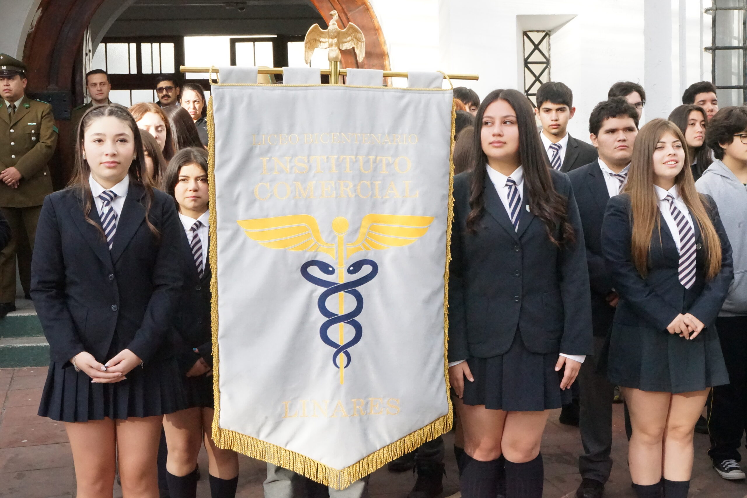 Liceos de Linares se unen para honrar a Carabineros de Chile, en su Día.