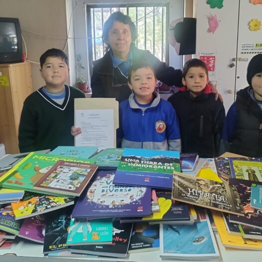 Escuela Pedro Olmos Recibe Generosa Donación de Libros Educativos.