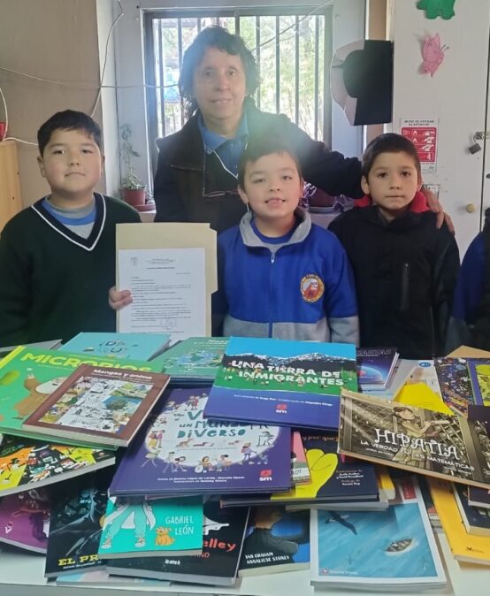 Escuela Pedro Olmos Recibe Generosa Donación de Libros Educativos.