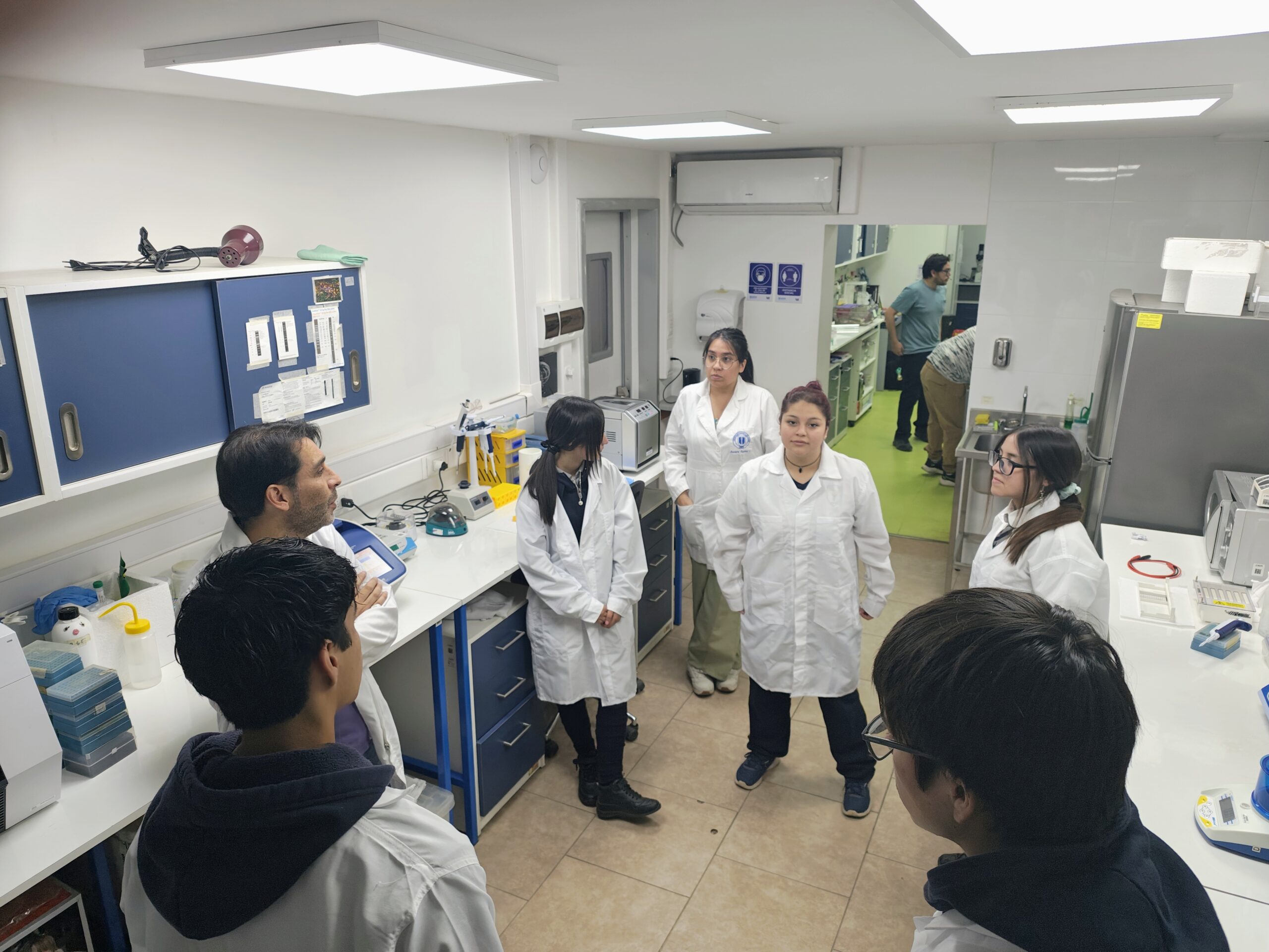 Estudiantes del Liceo exploran genética en UCM.