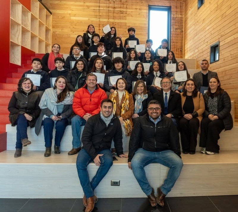 Visita del Diputado Gustavo Benavente en nuestro Liceo Visita del Diputado Gustavo Benavente en nuestro Liceo