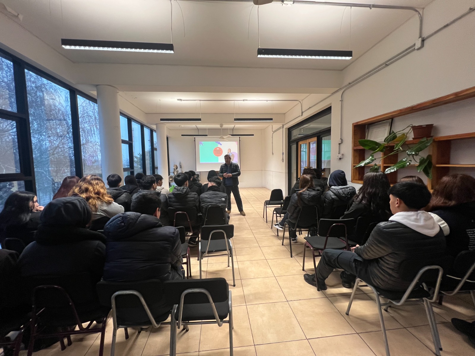 Estudiantes de 4° Medio participaron en charla sobre educación financiera y sistema previsional Estudiantes de 4° Medio participaron en charla sobre educación financiera y sistema previsional