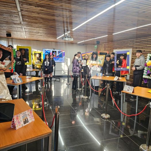 Estudiantes de Inglés de 1° Medio inauguraron innovadora Art Gallery