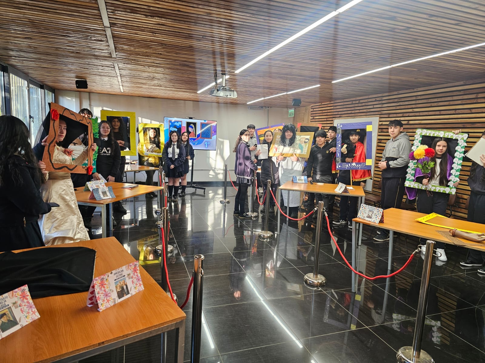 Estudiantes de Inglés de 1° Medio inauguraron innovadora Art Gallery Estudiantes de Inglés de 1° Medio inauguraron innovadora Art Gallery